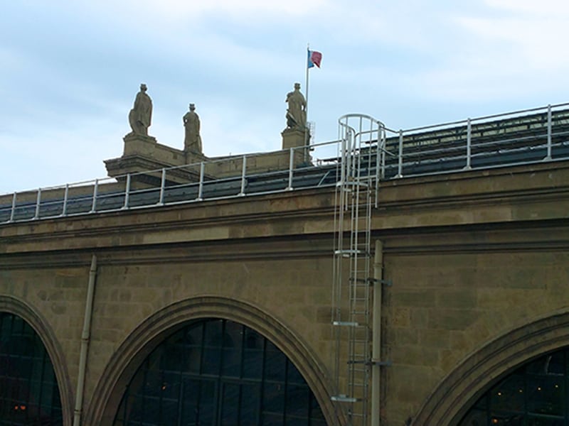 installation de garde corp sur le toit de la gare du nord à paris pour travail en hauteur en sécurité
