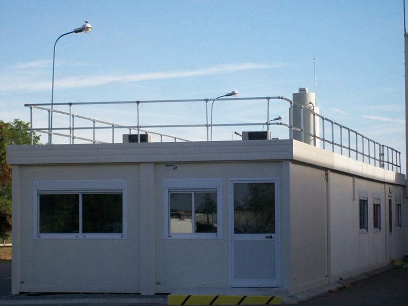 Sécurisation d'un toit avec un garde corps de sécurité autoportant