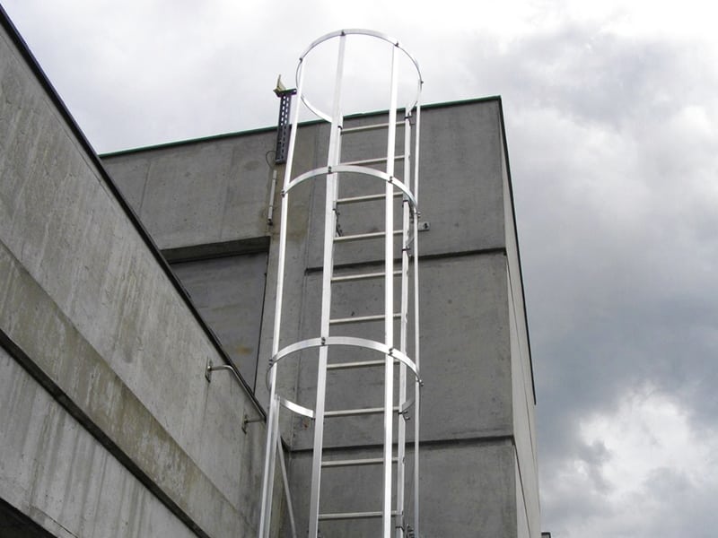 accès a la toiture par le biais d'une échelle à crinoline