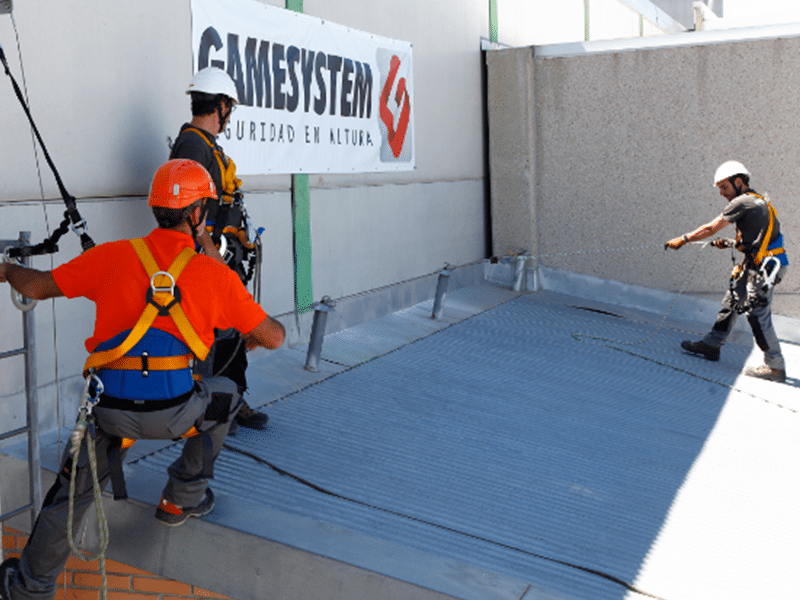 Formation travail sur toiture terrasse en sécurité