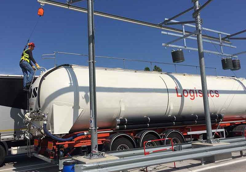 Portique pour chargement et déchargement de camion sécurisation accès camion et travail sur camion